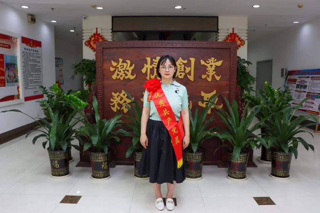 黄莹莹.jpg